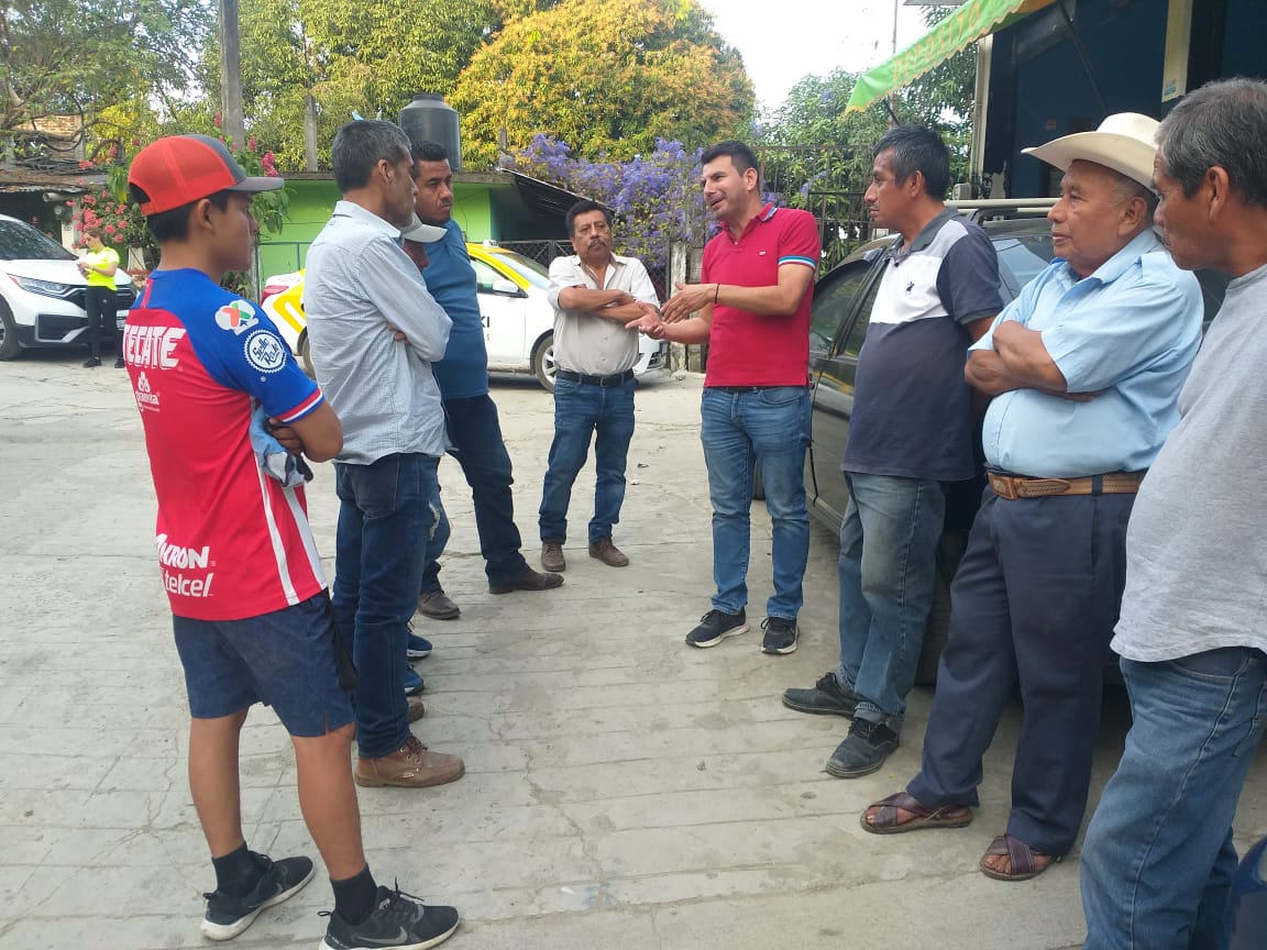 Mantiene acercamiento regidor de Morena  con  transportistas locales.