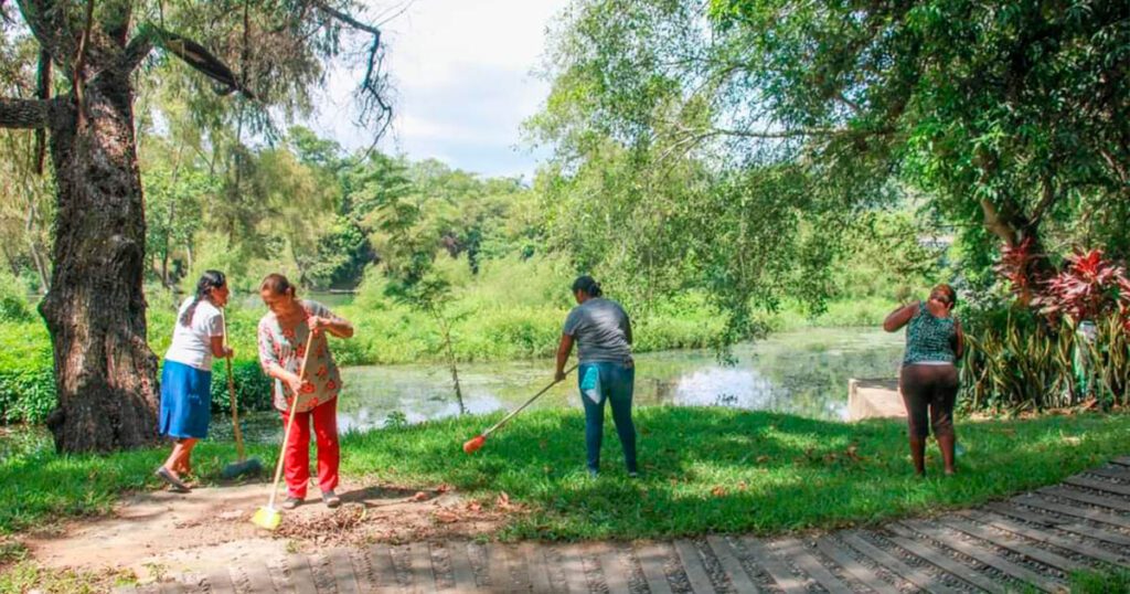 Funcionarios municipales realizaron limpieza de calles y ribera del Rio Axtla