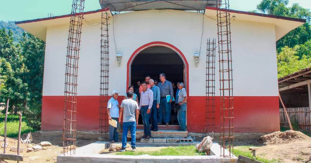 Superviso alcalde trabajos de construcción de campanario