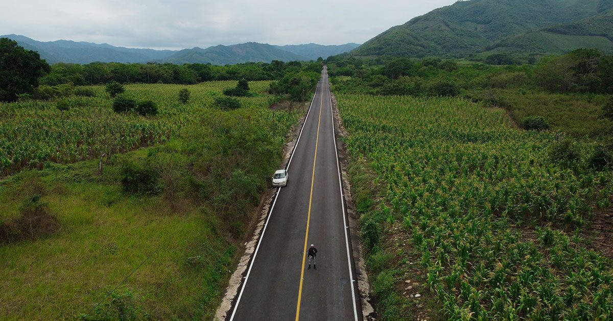 Oscar Bautista inaugura tramo carretero “El Mango Río Garcés”