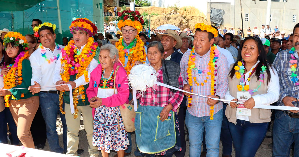 Óscar Bautista presente en la inauguración del banco del bienestar en Xochiatipan