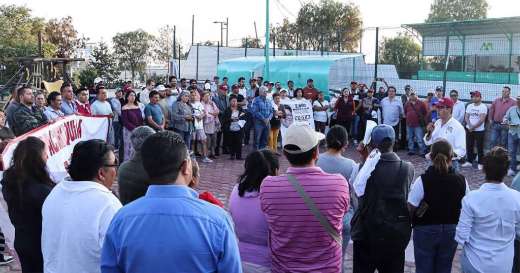 Vecinos entregan lista de peticiones a Lalo Medécigo