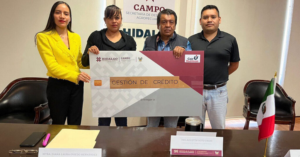 Entrega de apoyos financieros a productoras y productores del campo