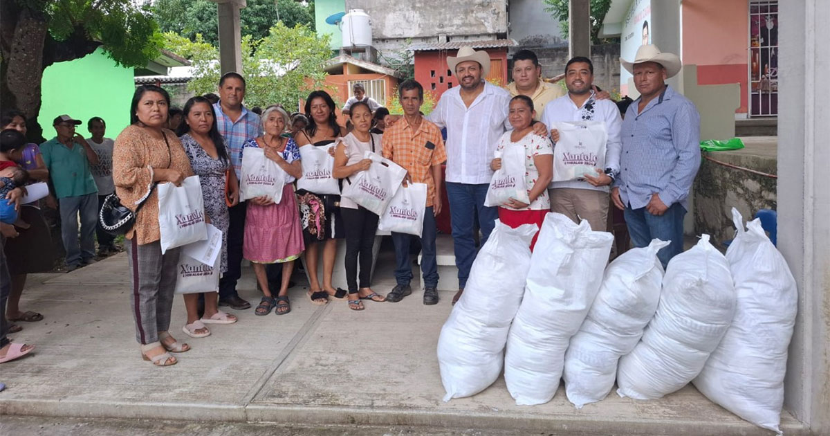 Dr. Escamilla entregó paquetes de cacao y azúcar