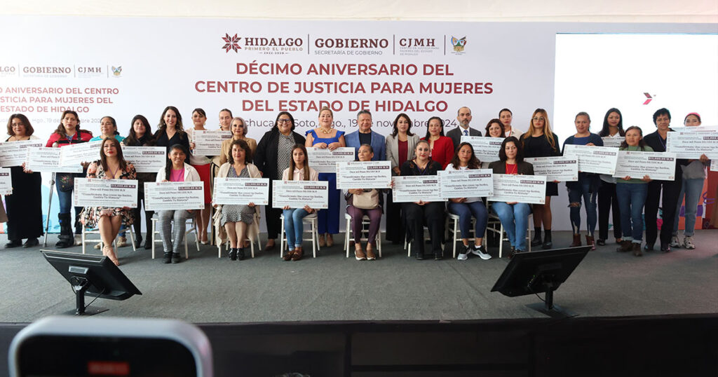 Julio Menchaca entregó apoyos económicos para proyectos productivos