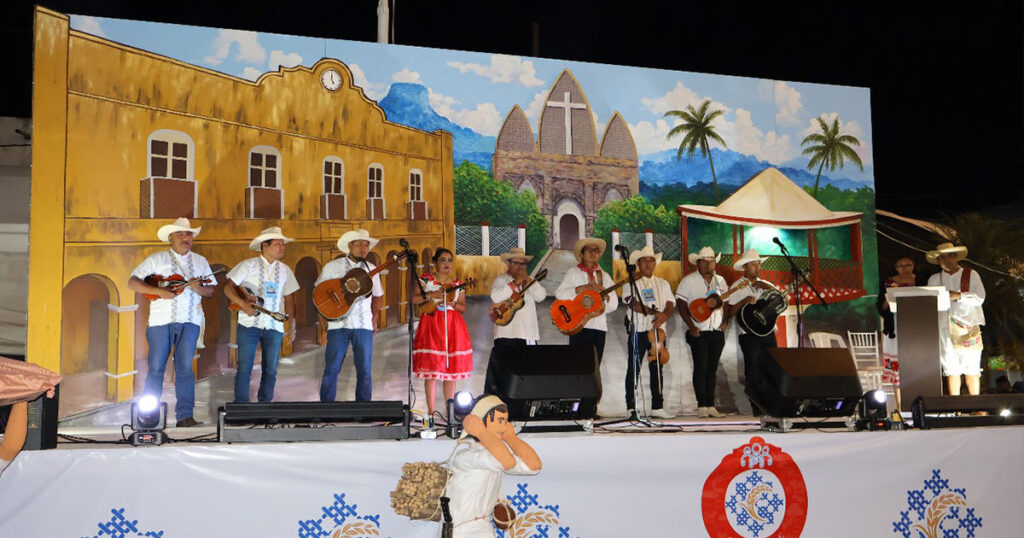 Violín, quinta y jarana protagonistas del primer concurso regional de tríos huastecos en Orizatlán