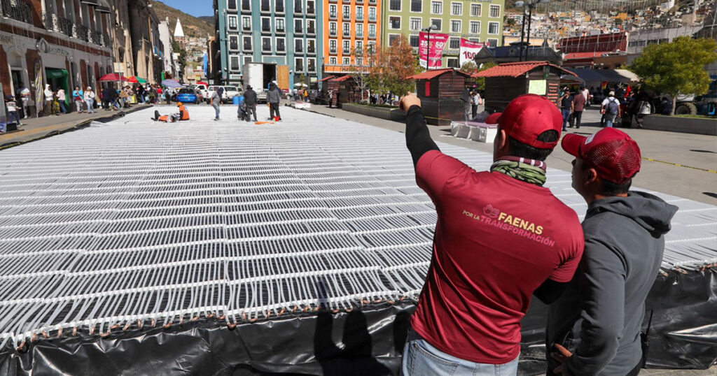 Supervisan instalación de pista de hielo en Pachuca