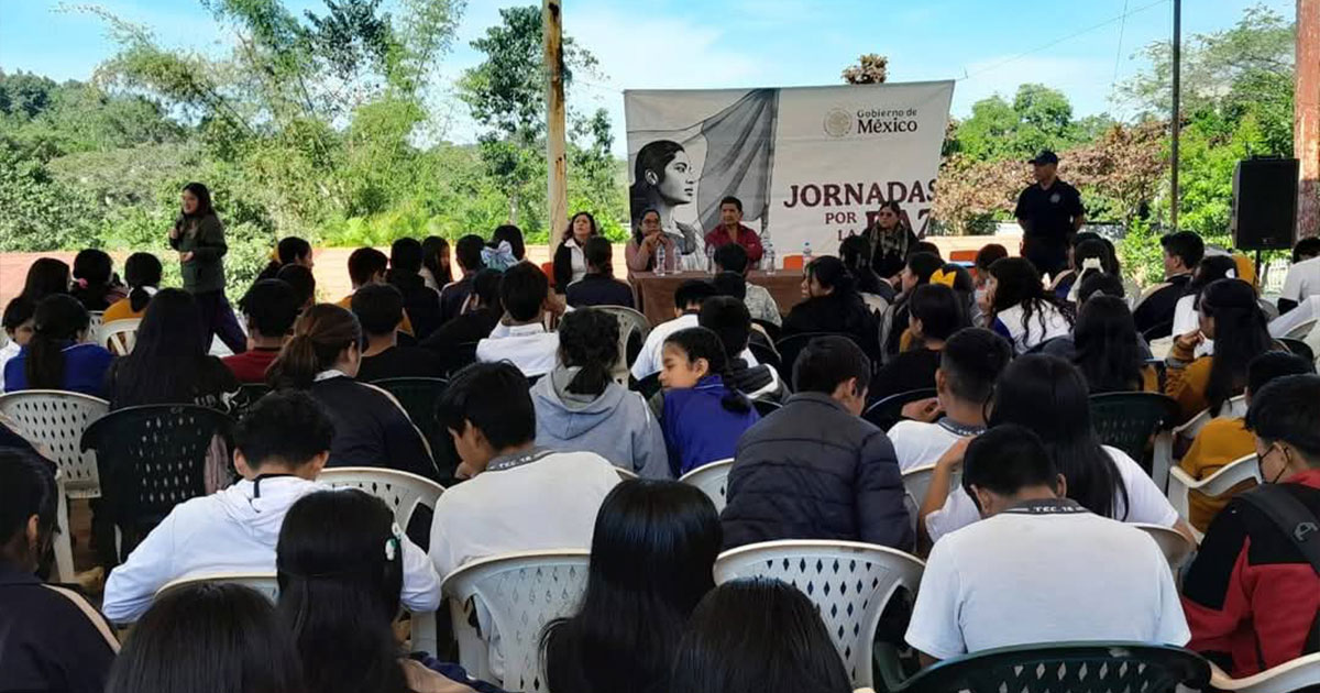 Imparten conferencias en escuelas de nivel medio básico