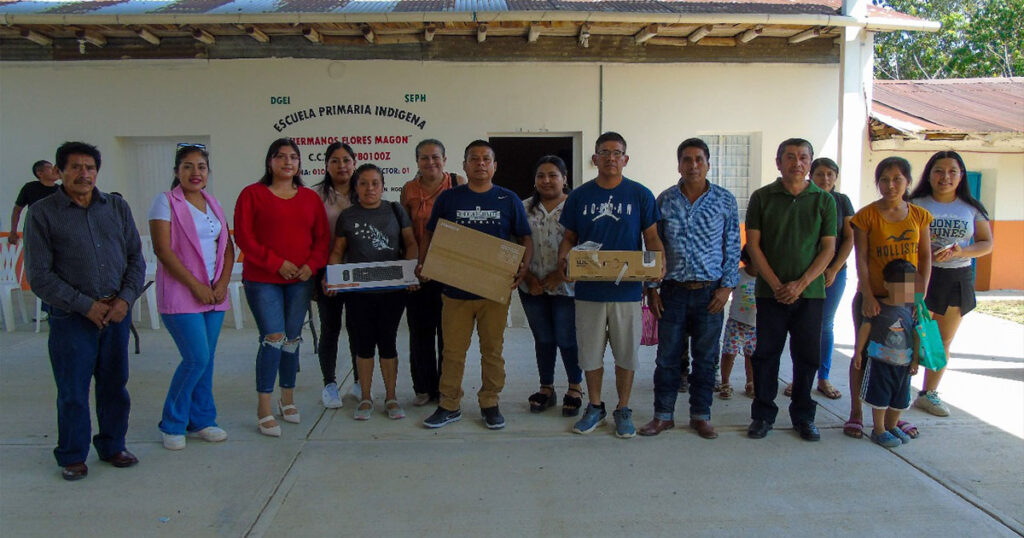 Impulsa ayuntamiento de Orizatlán mejoras educativas con entrega de apoyos a escuelas