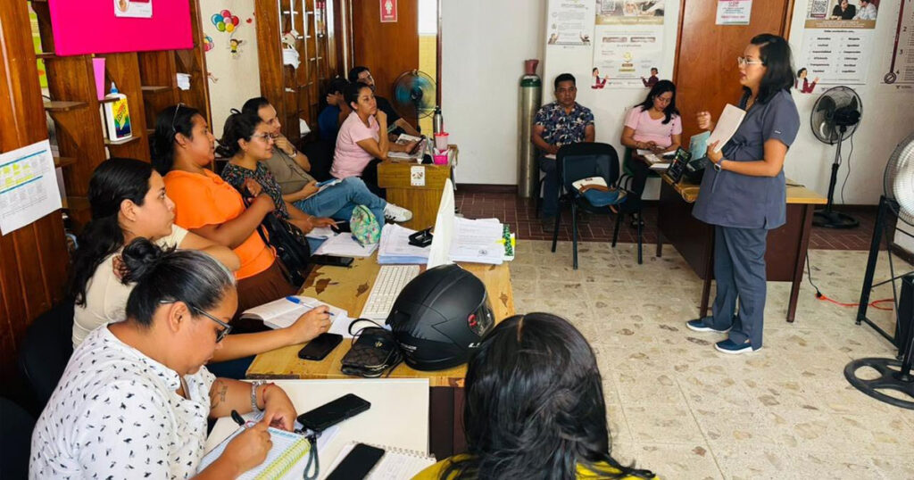 Capacitan a personal médico del SMDIF en urgencias básicas y manejo de equipo especializado