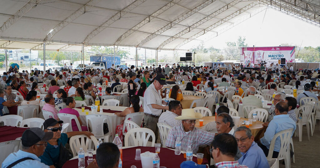 Docentes jubilados reconocen labor de Alfredo San Román en Huejutla