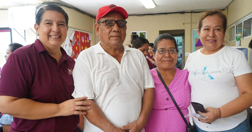 DIF Huejutla entrega lentes gratuitos para adultos mayores