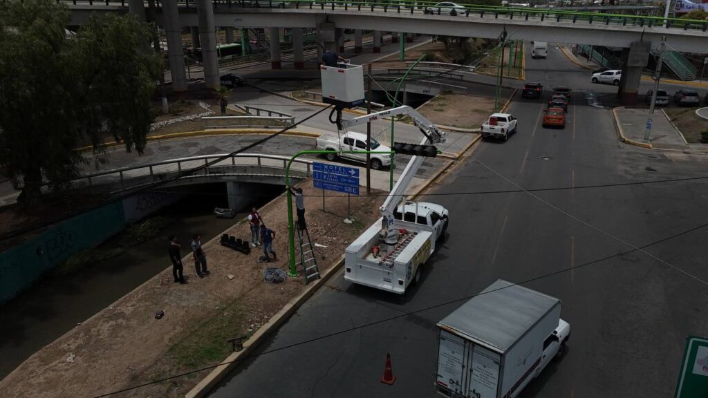 Semot instala semáforo en la intersección Felipe Ángeles y Camino Real de la Plata