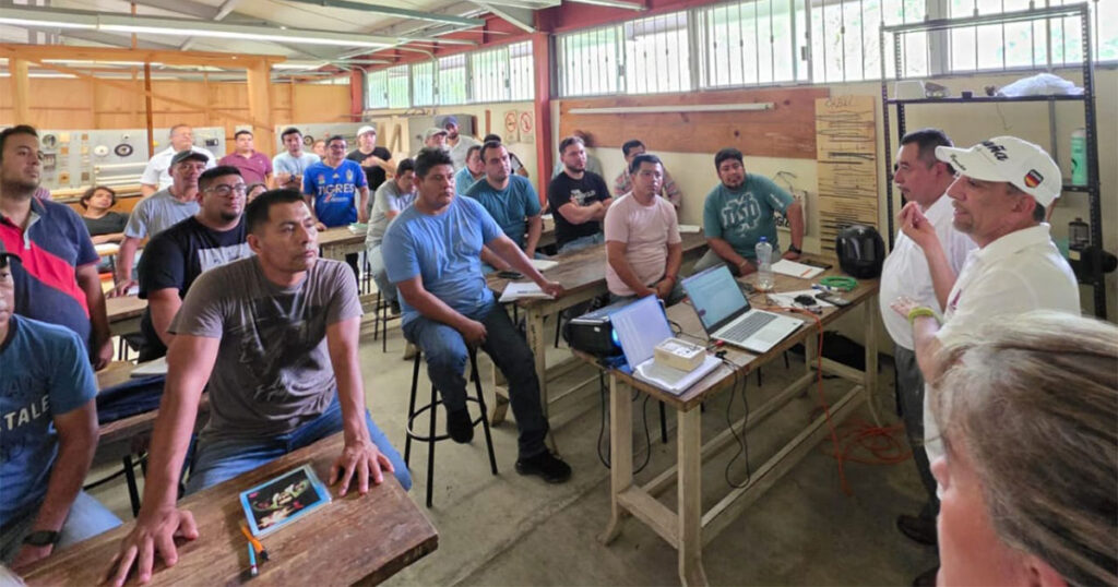 Alfredo San Román impulsa liderazgo y crecimiento laboral en Huejutla