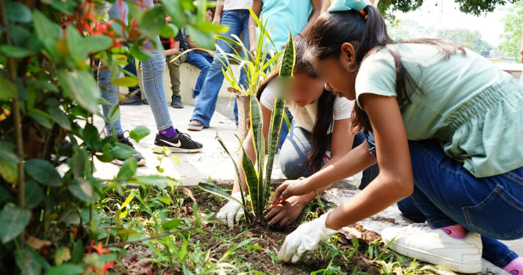 Gobierno de Huejutla reforesta escuelas de Tehuetlán e Ixcatlán