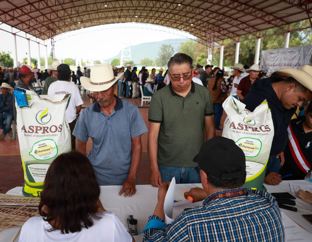 Julio Menchaca fortalece al campo hidalguense con entrega de apoyos en Progreso de Obregón