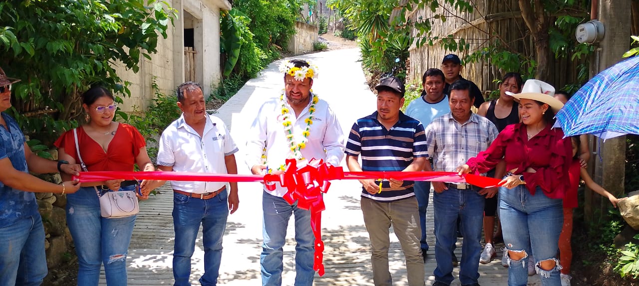 Inauguran obras depavimentación en Ahuatitl