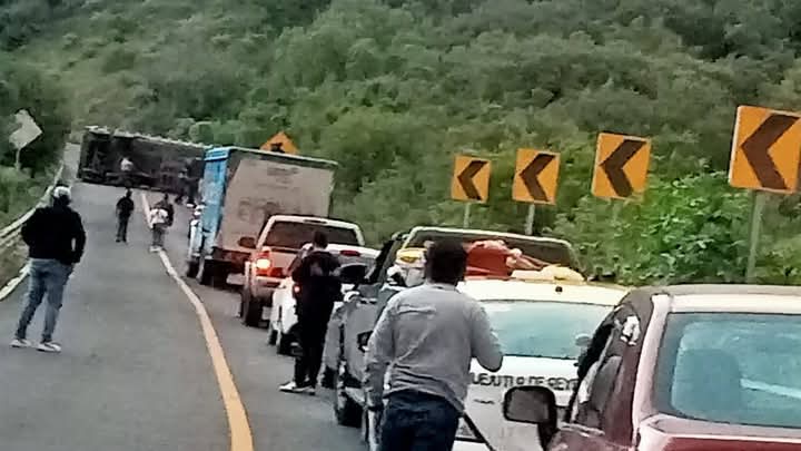 Elementos de Protección Civil de Calnali brinda auxilio en accidente carretero durante su regreso de capacitación
