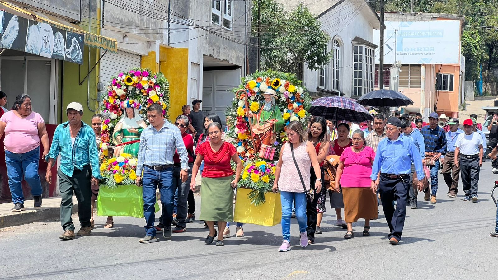 Cabalgata y procesión en honor a Santa Ana reúne a la comunidad de Tlanchinol