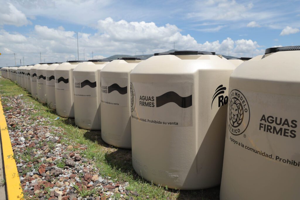 Gobierno de Hidalgo recibe 700 tinacos de Grupo Modelo para familias de Apan
