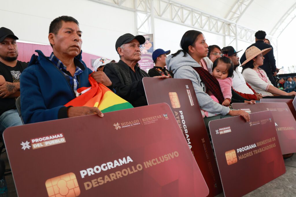 Julio Menchaca entrega apoyos económicos a más de 34 mil hidalguenses