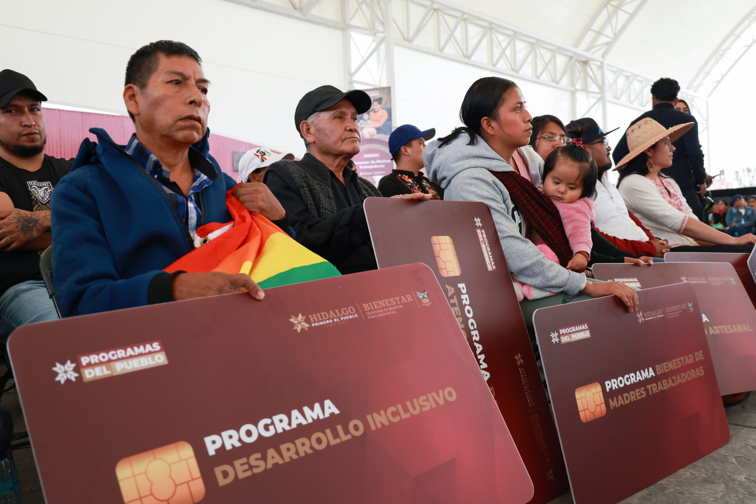 Julio Menchaca entrega apoyos económicos a más de 34 mil hidalguenses