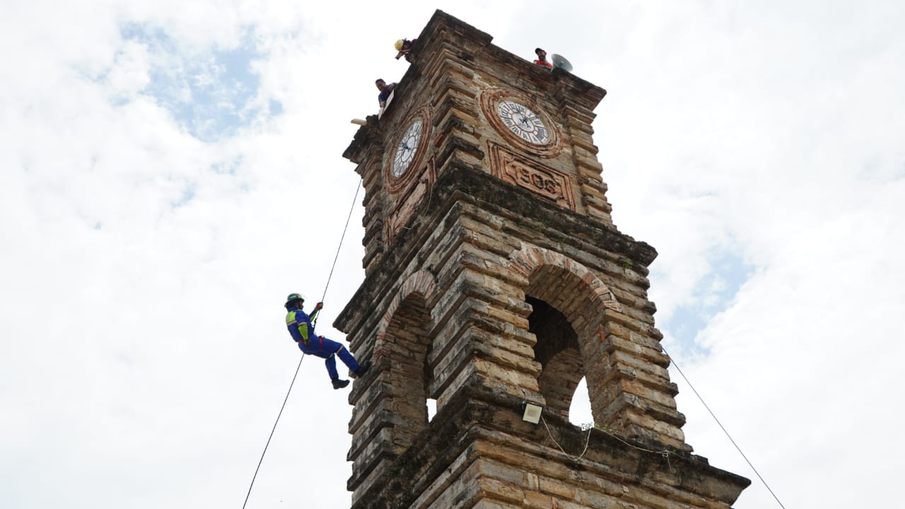 Realizan trabajos de limpieza en el reloj municipal de Huejutla