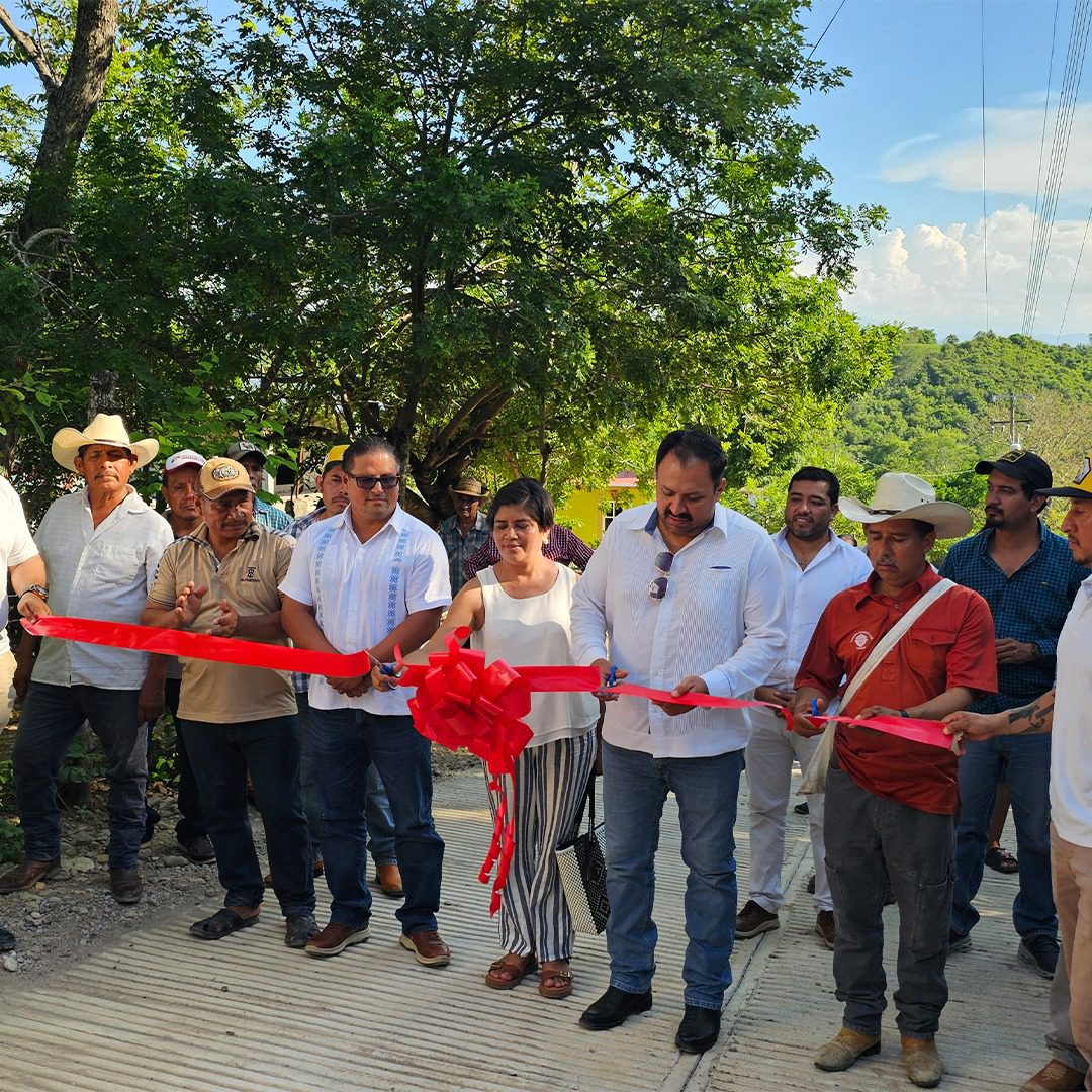 Obras que transforman: el alcalde Dr. Escamilla entrega obra de pavimentación en la cuchilla.