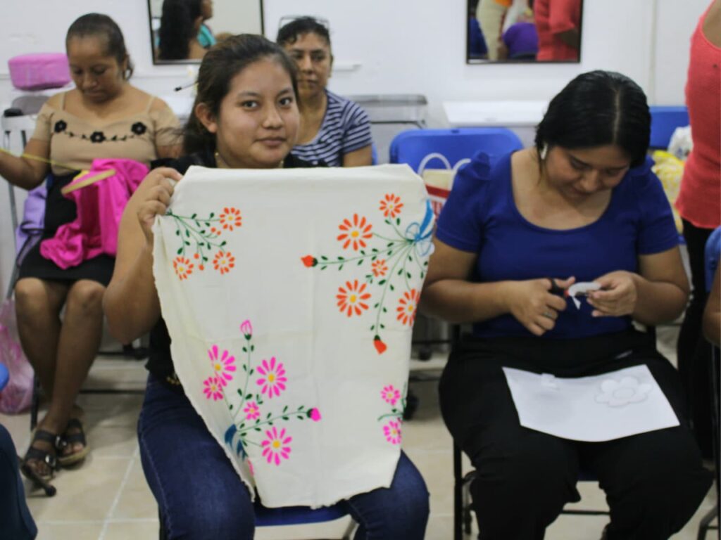Alfredo San Román fortalece capacitación de bordadoras tradicionales