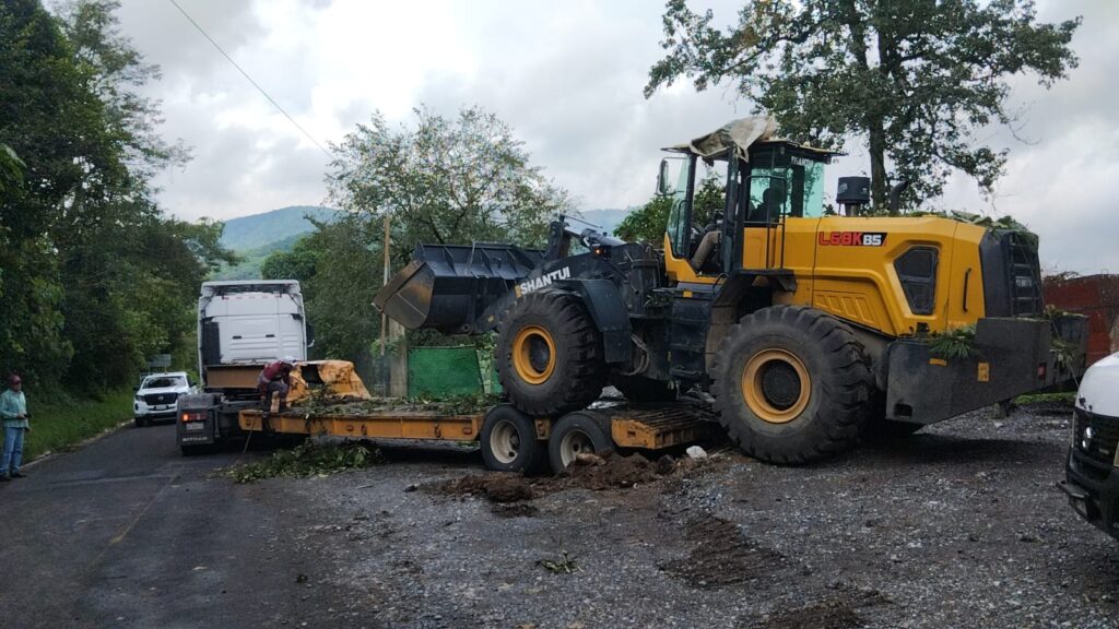 SIPDUS traslada maquinaria para retirar derrumbe en Chapulhuacán