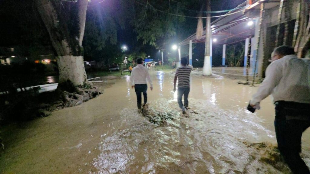 Alfredo San Román supervisa daños por desbordamiento de río en Chililico