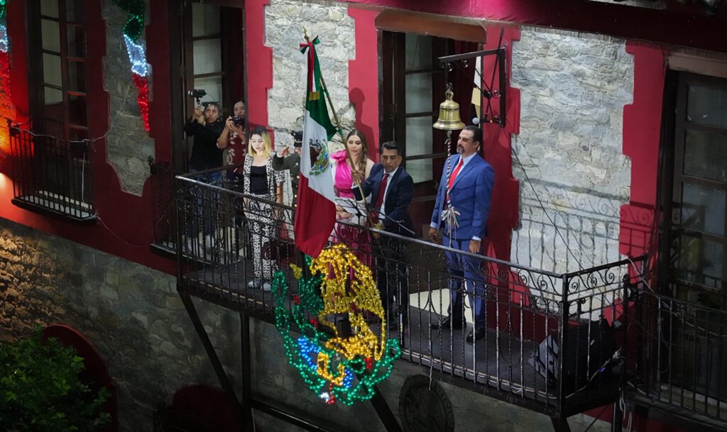 Alfredo San Román encabeza emotiva ceremonia del 215 aniversario del grito de independencia