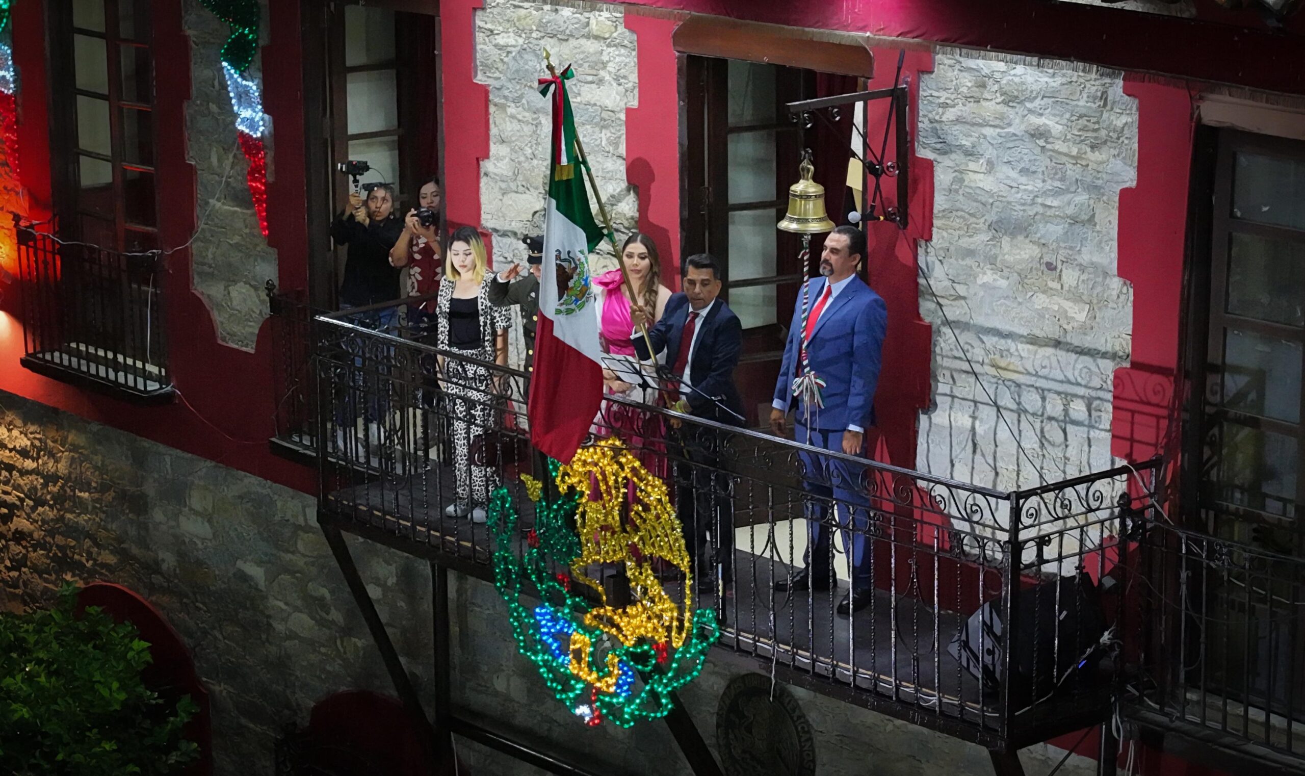 Alfredo San Román encabeza emotiva ceremonia del 215 aniversario del grito de independencia