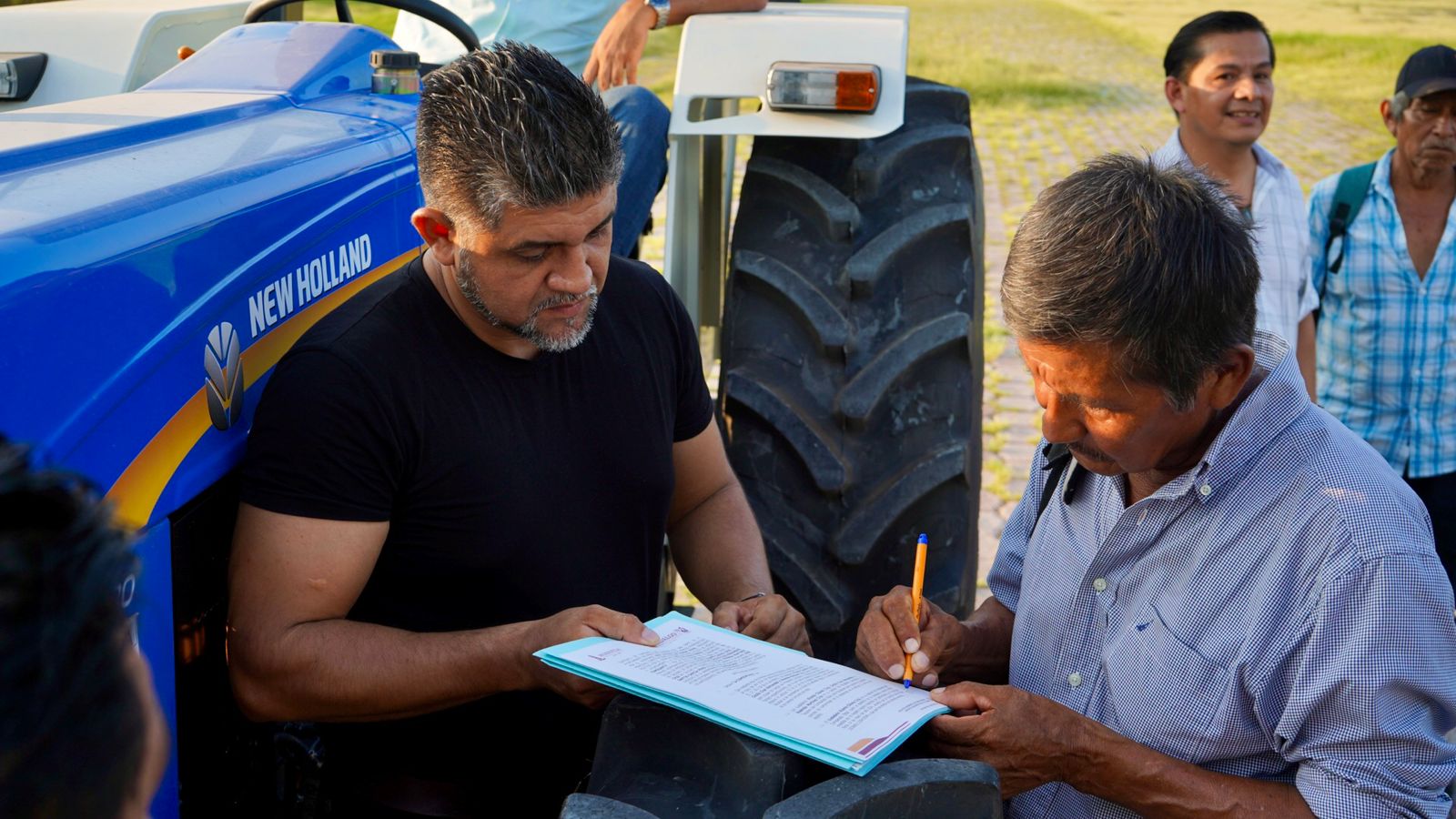 Gobierno de Huejutla entrega tractor a productores de los parajes