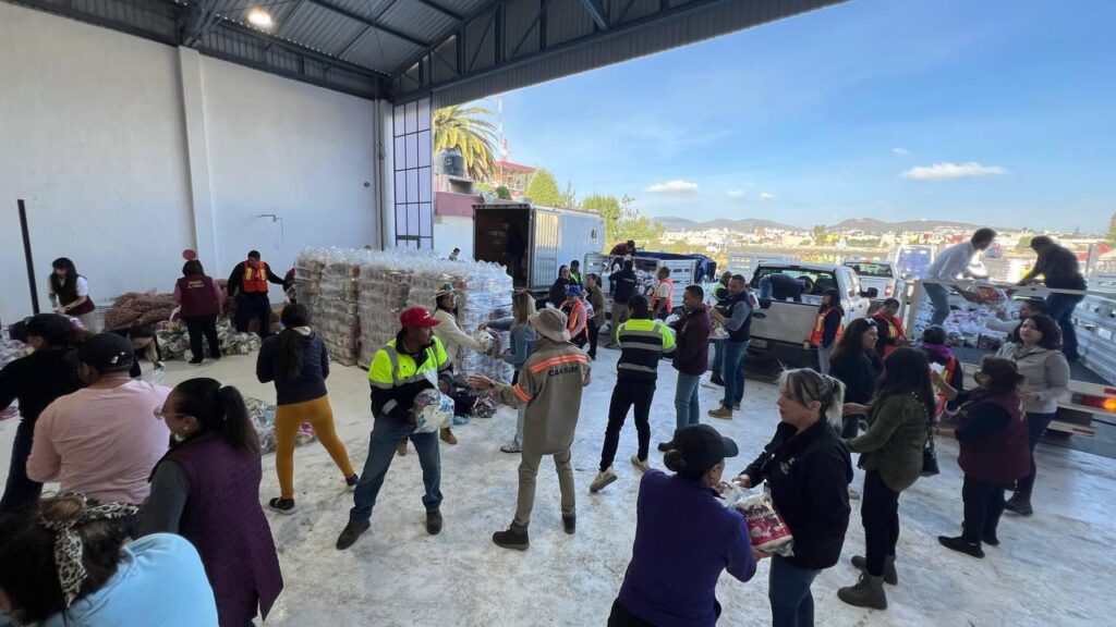 Personal del organismo distribuye kits de limpieza, despensas y agua en el municipio de Metztitlán