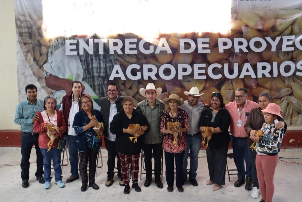 Entregan apoyos a productoras y productores en Emiliano Zapata y Zempoala