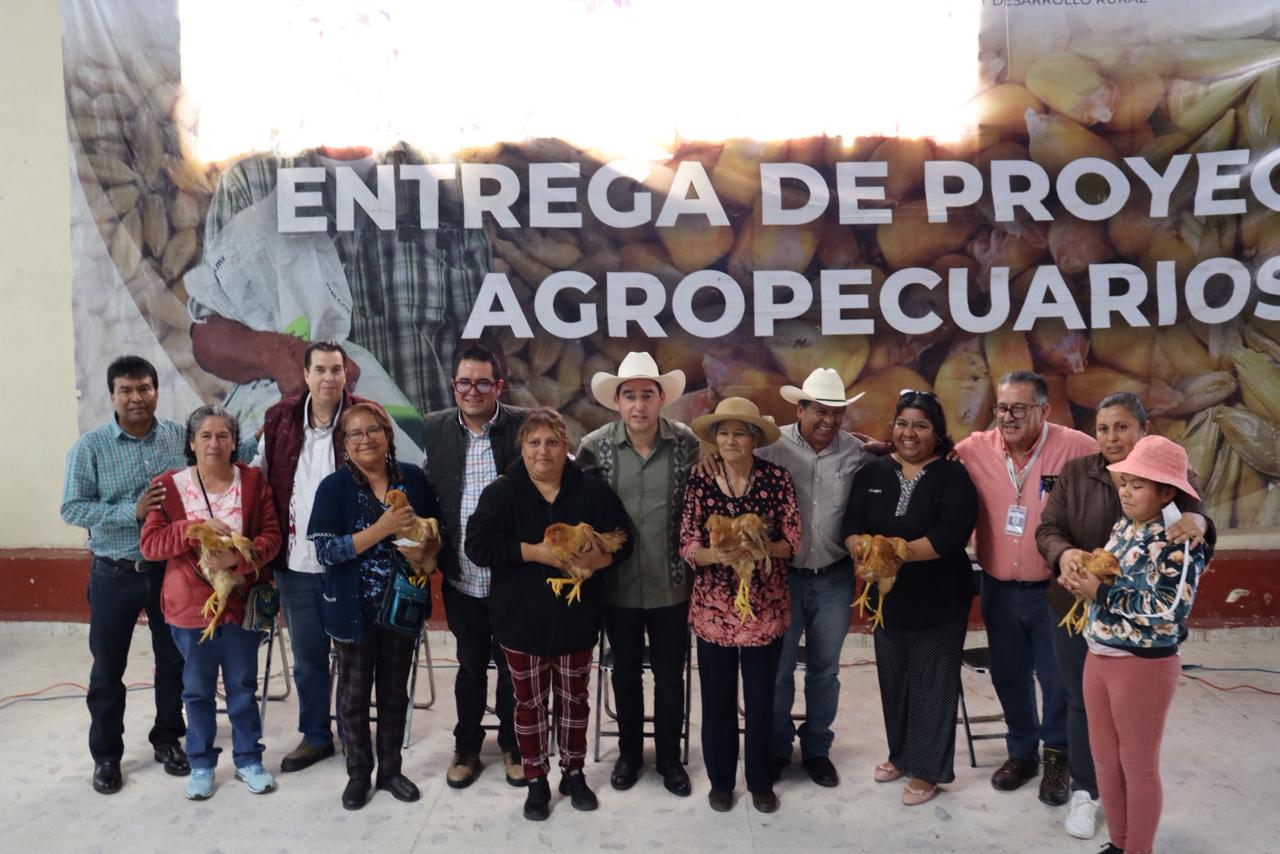 Entregan apoyos a productoras y productores en Emiliano Zapata y Zempoala