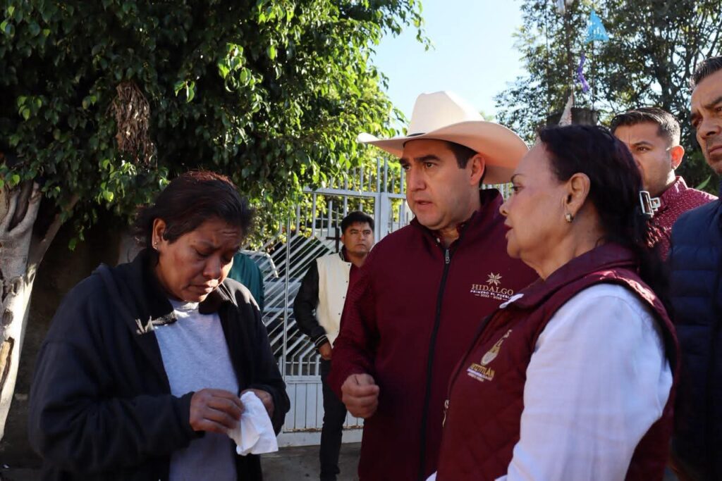 Napoleón González recorre la Vega de Metztitlán para evaluar los daños por las inundaciones