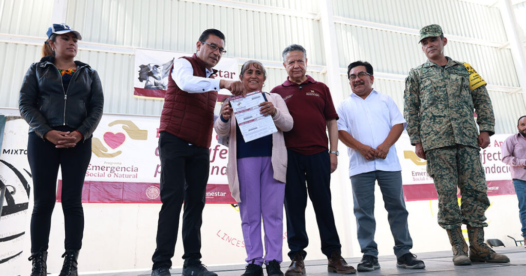 Julio Menchaca acompaña entrega de apoyos directos a familias damnificadas