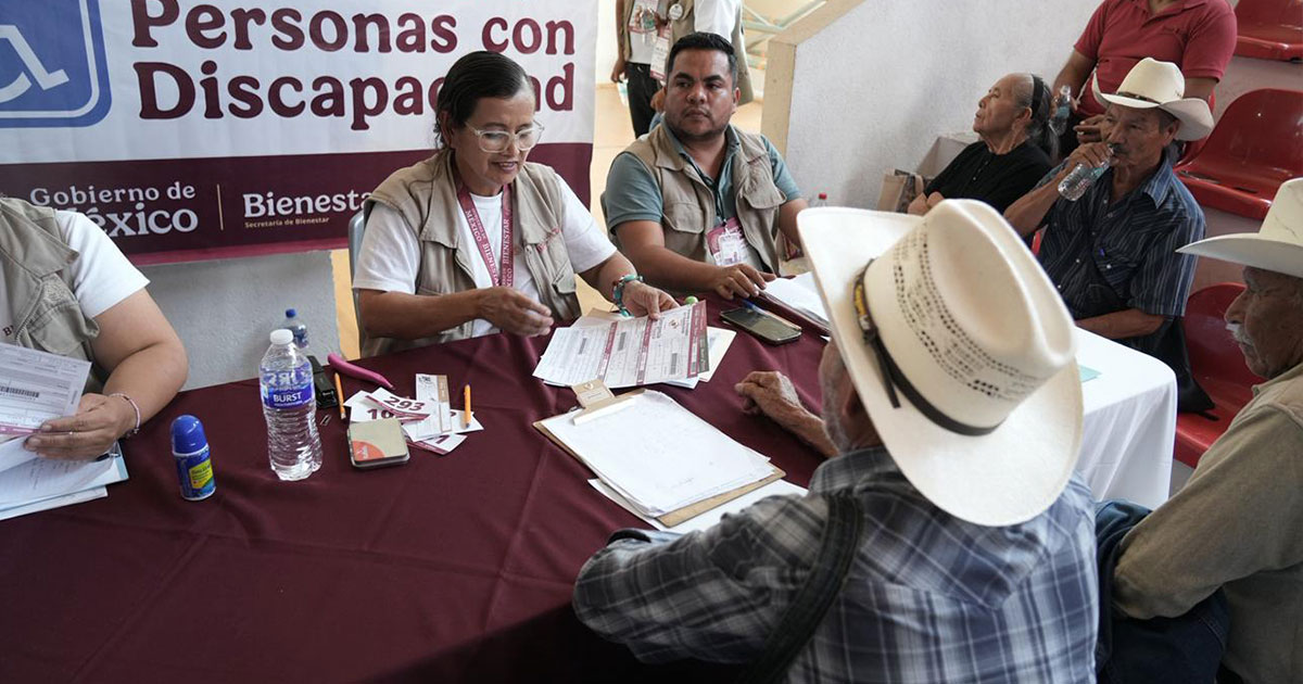 Entregan vales del programa “Emergencia Social o Natural” en Huejutla y Jacala