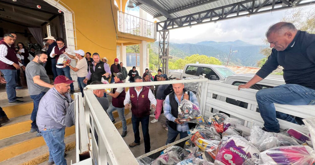 Caasim entrega apoyos en Eloxochitlán y Metzquititlán