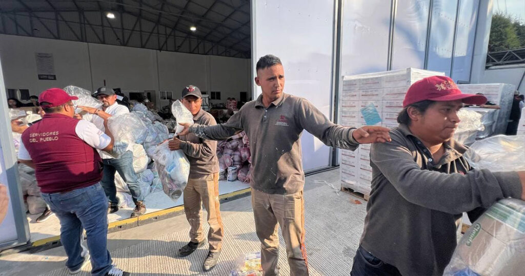 Caasim entrega kits de limpieza y despensa en Tenango de Doria y Calnali