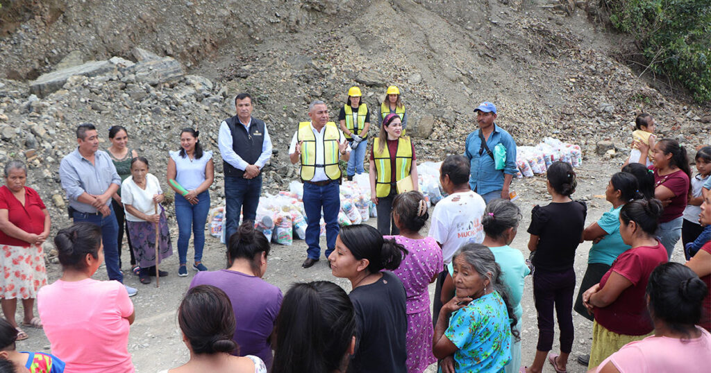 Contraloría coordina entrega de apoyos a damnificados en Tlanchinol