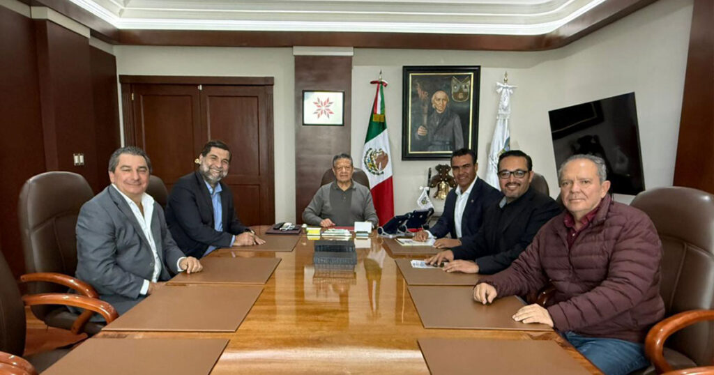 Julio Menchaca fortalece cooperación con la industria de la construcción