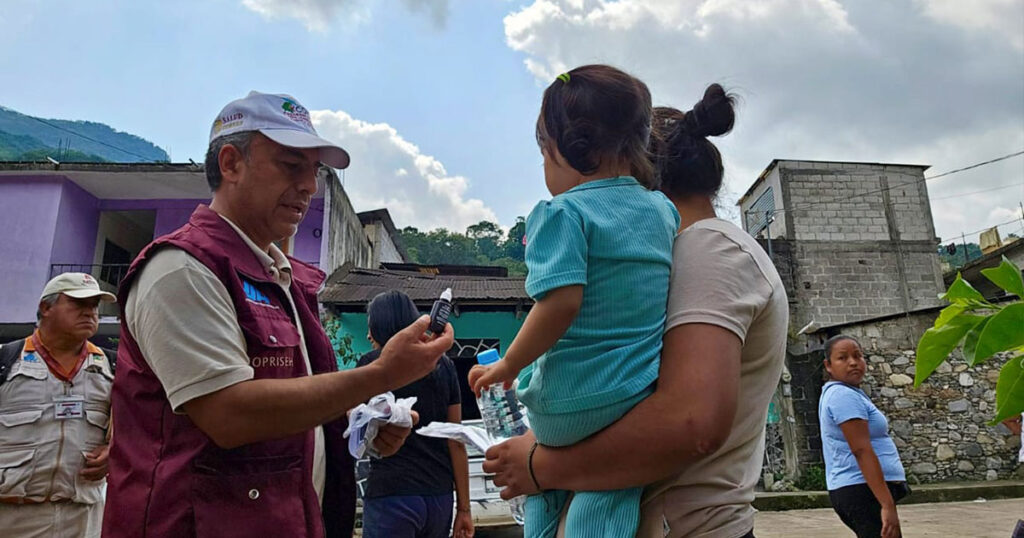 Entrega SSH plata coloidal para la desinfección de agua y alimentos en comunidades afectadas