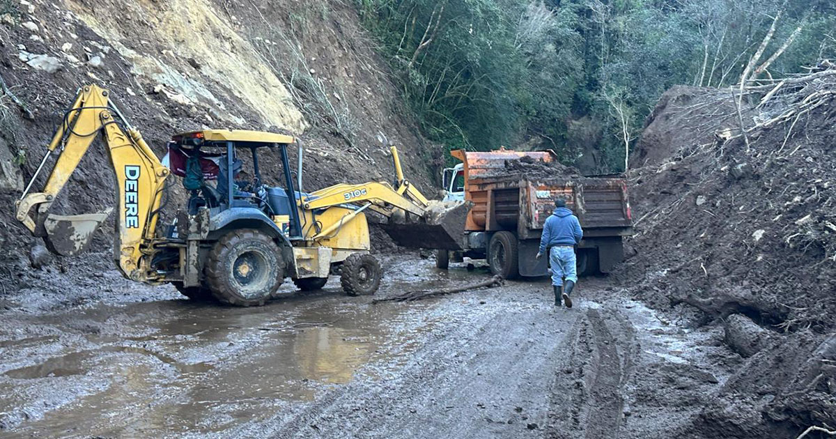 Sin descanso, reapertura de caminos; van 258 liberados