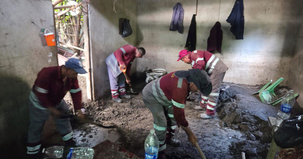 SIPDUS se suma a labores de limpieza de viviendas en Huehuetla