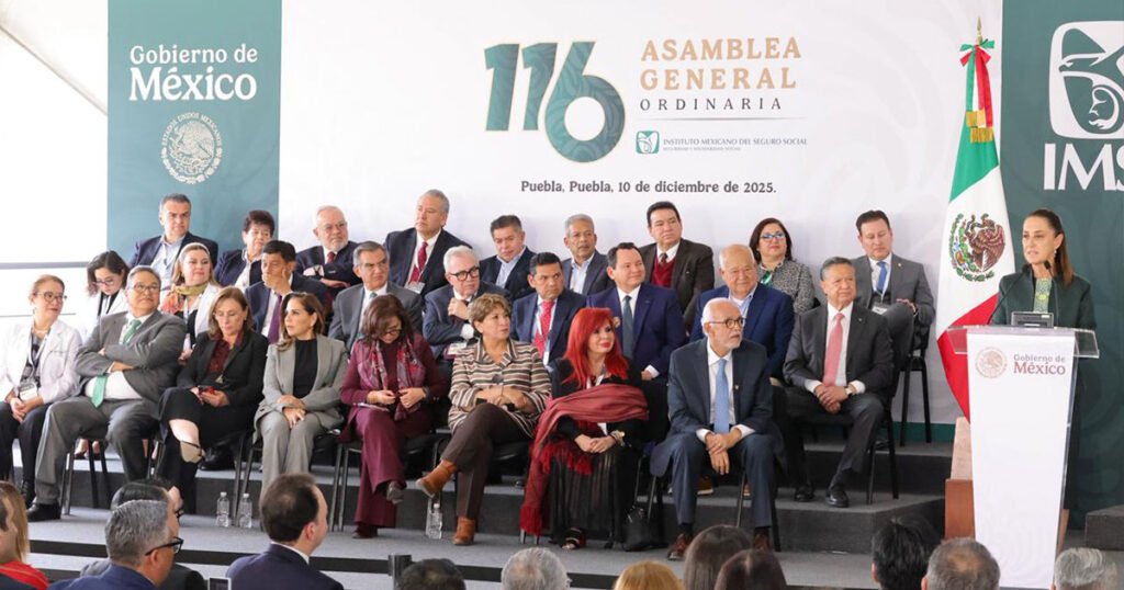 Julio Menchaca asiste a la 116 Asamblea General Ordinaria del IMSS