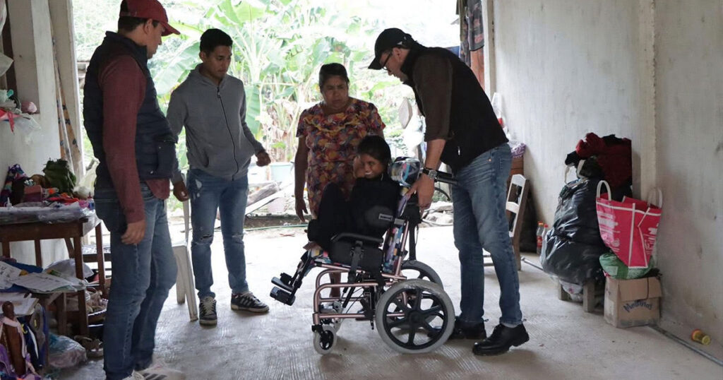 Julián Nochebuena entrega ayudas técnicas y material médico en comunidades de la región