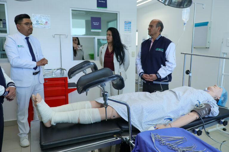 Autoridades educativas durante entrega de infraestructura en la UTec